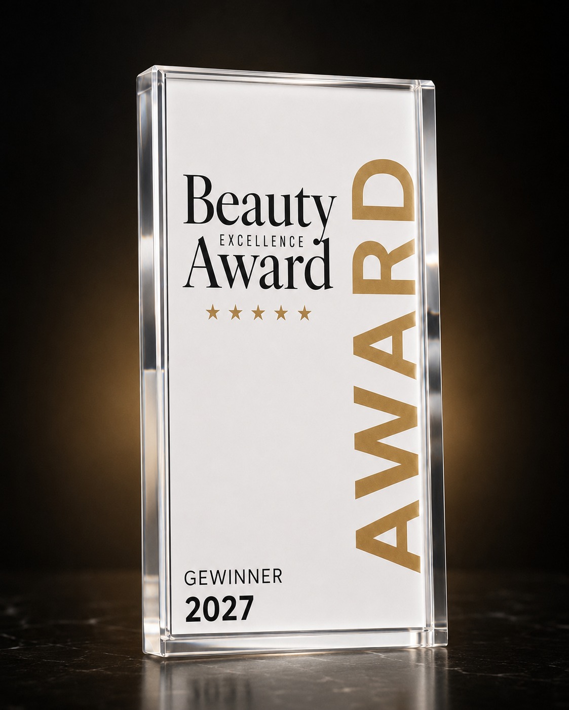 Trophäe des Beauty Excellence Award aus klarem Acryl mit goldenem Schriftzug und der Gravur Gewinner 2027