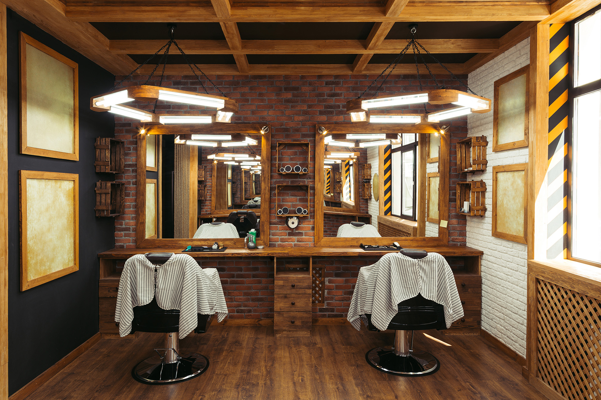 Blick auf die Behandlungsplätze in einem modern eingerichteten Barber-Shop im Vintage-Stil